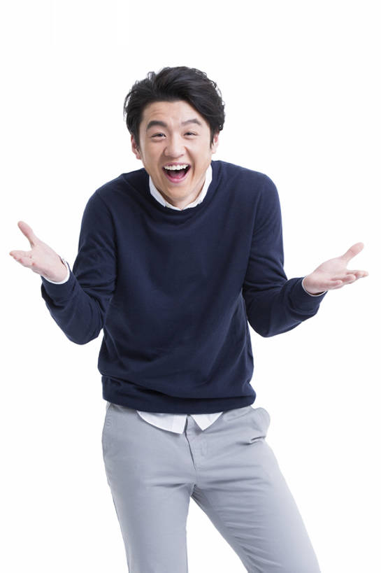 东方人,成年人,一个人,笑,微笑,露齿笑,竖图,留白,抠图,白色背景,正面,时尚,快乐,兴奋,幸福,北京,中国,亚洲,注视,休闲装,刺激,观察,看,站着,表情,活力,乐趣,耸肩,摄影,观看,幽默,察看,关注,肖像,东亚,男人,男性,年轻男性,亚洲人,中国人,年轻人,张开手臂,彩图,影棚拍摄,欢乐,bj175