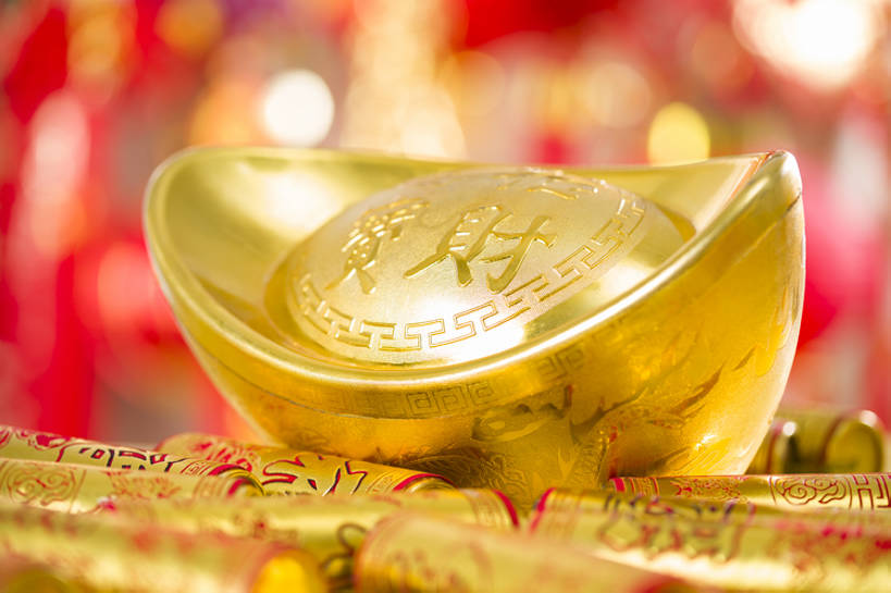 无人,横图,彩色,特写,背景,运气,静物,鞭炮,北京,中国,春节,新年,亚洲,堆叠,黄色背景,风俗,节日,丰富,庆祝,装饰,鲜艳,反射,金属,古典,传统,红色,焰火,精神,财富,金融,摄影,金元宝,五颜六色,色彩斑斓,珍贵,仪式,中国文化,华贵,典礼,五彩缤纷,古典风格,东亚,远古,五彩斑斓,炽热,制度,五光十色,货币,彩图,影棚拍摄,金子,传统文化,传统节日,象征主义,bj175