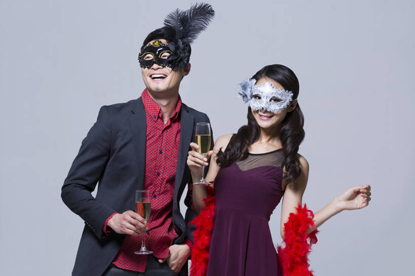 东方人,成年人,两个人,笑,微笑,露齿笑,横图,彩色,正面,衬衫,裙子,爱情,聚会,奢侈,时尚,快乐,兴奋,友谊,幸福,北京,中国,狂欢节,亚洲,喝,握,灰色背景,欢呼,庆祝,鲜艳,面具,酒类,豪华,浪漫,注视,晚会,刺激,饮料,香槟,观察,看,站着,休闲,温暖,温馨,恩爱,个性,活力,乐趣,亲密,握着,恋人,摄影,生活方式,道具,观看,五颜六色,幽默,华丽,色彩斑斓,和睦,察看,酷,享乐,关注,肖像,五彩缤纷,香槟杯,东亚,陪同,化妆舞会,五彩斑斓,富丽,华美,陪伴,五光十色,化妆面具,无忧无虑,男人,男性,年轻男性,年轻女性,女人,女性,亚洲人,中国人,年轻人,情侣,休闲活动,半身,彩图,影棚拍摄,装扮,欢乐,舞蹈,伴侣,融洽,华侈,奢华,开领,态度,伴随,bj175