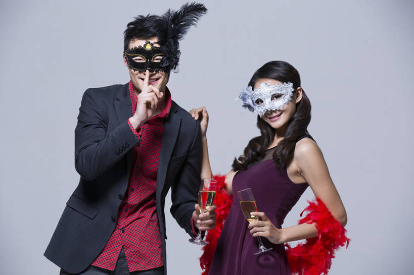 东方人,成年人,两个人,笑,摸,微笑,露齿笑,横图,彩色,正面,衬衫,裙子,爱情,聚会,奢侈,时尚,快乐,兴奋,友谊,幸福,北京,中国,狂欢节,亚洲,抚摸,喝,握,指,灰色背景,欢呼,庆祝,鲜艳,面具,酒类,豪华,浪漫,注视,方向,晚会,刺激,饮料,香槟,观察,看,手势,站着,休闲,温暖,温馨,恩爱,个性,活力,乐趣,亲密,搭,握着,恋人,摄影,生活方式,道具,观看,五颜六色,幽默,华丽,色彩斑斓,和睦,察看,酷,享乐,指向,食指,搭着,关注,肖像,五彩缤纷,香槟杯,东亚,陪同,化妆舞会,五彩斑斓,富丽,华美,陪伴,五光十色,化妆面具,无忧无虑,男人,男性,年轻男性,年轻女性,女人,女性,亚洲人,中国人,年轻人,情侣,休闲活动,触摸,接触,半身,彩图,影棚拍摄,装扮,欢乐,伴侣,融洽,打手势,华侈,奢华,开领,态度,伴随,bj175