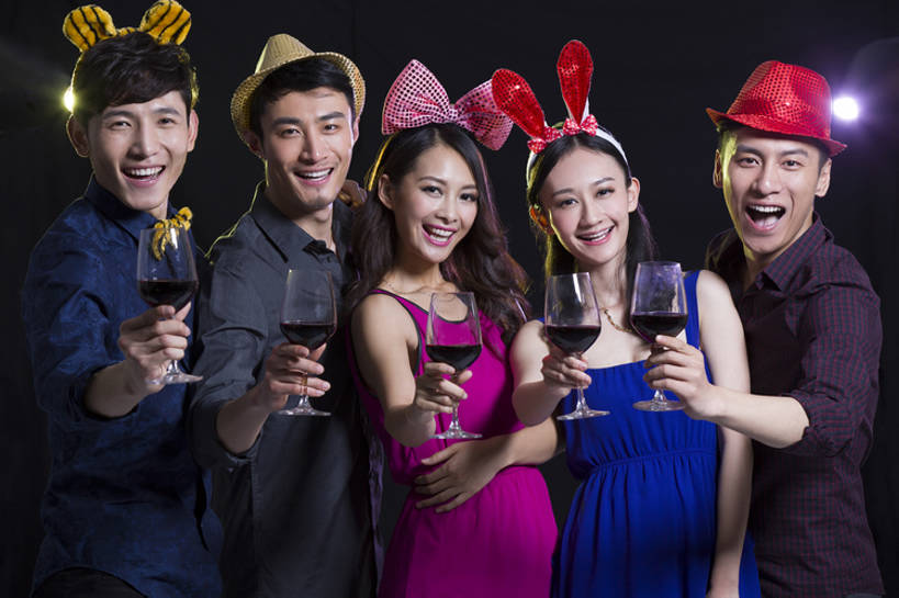 葡萄酒,东方人,成年人,中年人,笑,微笑,露齿笑,横图,彩色,正面,聚会,奢侈,时尚,夜生活,快乐,兴奋,友谊,幸福,纯洁,热情,北京,中国,狂欢节,亚洲,五个人,一排,喝,握,黑色背景,欢呼,庆祝,整齐,酒类,豪华,美丽,注视,休闲装,晚会,现代,刺激,饮料,排列,发饰,气球,观察,看,站着,红葡萄酒,个性,活力,可爱,亲密,童年,童趣,举杯,握着,俱乐部,摄影,生活方式,道具,观看,五颜六色,华丽,色彩斑斓,察看,队列,关注,五彩缤纷,童真,东亚,烂漫,无邪,陪同,化妆舞会,五彩斑斓,富丽,华美,陪伴,五光十色,天真,男人,男性,年轻男性,年轻女性,女人,女性,亚洲人,中国人,年轻人,半身,彩图,影棚拍摄,欢乐,华侈,奢华,伴随,bj175