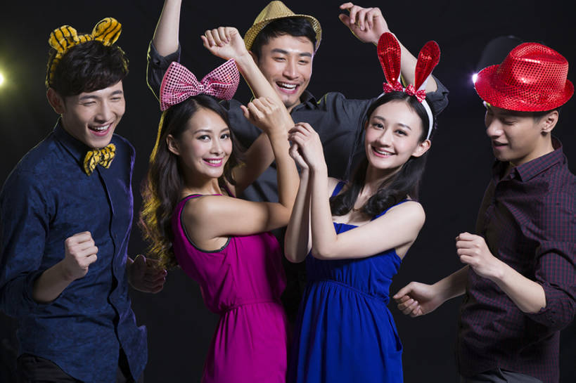 东方人,成年人,中年人,笑,微笑,露齿笑,横图,彩色,侧面,聚会,奢侈,时尚,夜生活,快乐,兴奋,友谊,幸福,纯洁,热情,帽子,北京,中国,狂欢节,亚洲,五个人,黑色背景,欢呼,庆祝,豪华,美丽,音乐,注视,休闲装,晚会,现代,刺激,发饰,气球,观察,看,站着,个性,活力,可爱,亲密,童年,童趣,俱乐部,摄影,生活方式,道具,观看,五颜六色,华丽,色彩斑斓,察看,关注,五彩缤纷,舞池,童真,东亚,烂漫,无邪,陪同,化妆舞会,五彩斑斓,富丽,华美,陪伴,五光十色,天真,男人,男性,年轻男性,年轻女性,女人,女性,亚洲人,中国人,年轻人,半身,彩图,影棚拍摄,欢乐,舞蹈,华侈,奢华,伴随,bj175
