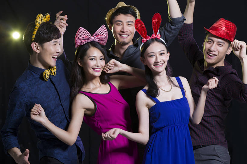东方人,成年人,中年人,笑,微笑,露齿笑,横图,彩色,正面,聚会,奢侈,时尚,夜生活,快乐,兴奋,友谊,幸福,纯洁,热情,帽子,北京,中国,狂欢节,亚洲,五个人,黑色背景,欢呼,庆祝,豪华,美丽,音乐,注视,休闲装,晚会,现代,刺激,发饰,气球,观察,看,站着,个性,活力,可爱,亲密,童年,童趣,俱乐部,摄影,生活方式,道具,观看,五颜六色,华丽,色彩斑斓,察看,关注,五彩缤纷,舞池,童真,东亚,烂漫,无邪,陪同,化妆舞会,五彩斑斓,富丽,华美,陪伴,五光十色,天真,男人,男性,年轻男性,年轻女性,女人,女性,亚洲人,中国人,年轻人,半身,彩图,影棚拍摄,欢乐,舞蹈,华侈,奢华,伴随,bj175