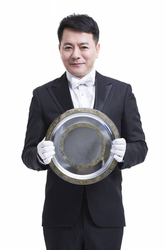 东方人,成年人,中年人,老年人,一个人,服务员,管家,微笑,竖图,留白,抠图,白色背景,正面,西装,快乐,幸福,热情,北京,中国,亚洲,仅一个男性,仅一个人,仅一个中年男性,握,套装,服装,正装,领结,餐盘,注视,手套,观察,看,站着,服务,握着,摄影,观看,礼节,严肃,察看,享乐,神圣,关注,肖像,东亚,欧洲文化,燕尾服,一套,仆人,认真,老年男性,男人,男性,中年男性,亚洲人,中国人,服务生,侍者,彩图,影棚拍摄,礼服,欢乐,传统文化,男仆,客房服务,bj175