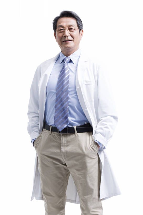 东方人,成年人,老年人,一个人,医生,科学家,笑,微笑,露齿笑,竖图,留白,抠图,白色背景,正面,工作服,衬衫,制服,快乐,幸福,成功,信心,技术,北京,中国,亚洲,仅一个男性,仅一个人,科学,研究人员,领带,注视,观察,看,站着,仅一个老年男性,医护人员,医疗人员,职业,活力,摄影,生活方式,观看,技巧,权威,察看,医疗,享乐,关注,肖像,手艺,东亚,实验服,工作制服,责任,技能,技艺,信任,老年男性,男人,男性,亚洲人,中国人,大夫,两手抄兜,彩图,影棚拍摄,工作套服,欢乐,妙技,院长,本领,bj175