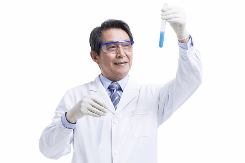 东方人,成年人,老年人,一个人,医生,科学家,笑,微笑,露齿笑,横图,留白,抠图,白色背景,正面,工作服,制服,快乐,幸福,技术,实验,北京,中国,亚洲,仅一个男性,仅一个人,握,检查,研究,工作,分析,科学,化学,研究人员,试管,液体,设备,医疗用品,站着,仅一个老年男性,医护人员,医疗人员,职业,比较,活力,握着,摄影,生活方式,技巧,护目镜,医疗,专心,科学技术,享乐,手艺,防护镜,东亚,实验服,试验耗材,实验用品,工作制服,化学家,责任,技能,技艺,老年男性,男人,男性,亚洲人,中国人,大夫,半身,彩图,影棚拍摄,工作套服,欢乐,妙技,本领,bj175