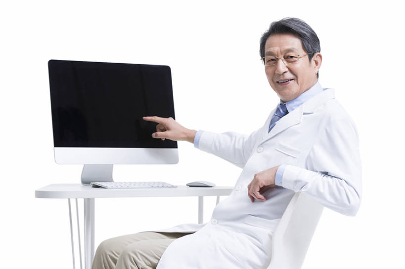 东方人,成年人,老年人,一个人,医生,科学家,办公室,医院,笑,微笑,露齿笑,横图,留白,抠图,白色背景,正面,工作服,制服,快乐,幸福,显示器,互联网,技术,桌子,椅子,北京,中国,亚洲,仅一个男性,仅一个人,敲打,工作,研究人员,屏幕,注视,输入,打字,观察,看,仅一个老年男性,医护人员,医疗人员,职业,活力,摄影,生活方式,观看,技巧,点击,发现,敲击,察看,医疗,指着,享乐,关注,肖像,出示,手艺,网上冲浪,东亚,实验服,工作制服,无线电技术,责任,技能,技艺,按键,计算机,老年男性,男人,男性,亚洲人,中国人,大夫,坐着,彩图,影棚拍摄,工作套服,欢乐,妙技,本领,门诊部,好消息,诊疗室,bj175