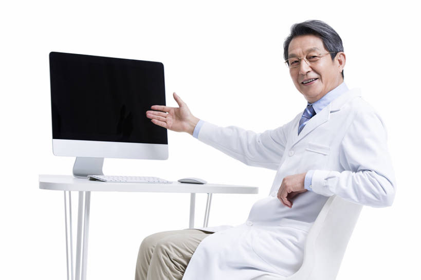 东方人,成年人,老年人,一个人,医生,科学家,办公室,医院,笑,微笑,露齿笑,横图,留白,抠图,白色背景,正面,工作服,制服,快乐,幸福,显示器,互联网,技术,桌子,椅子,北京,中国,亚洲,仅一个男性,仅一个人,敲打,工作,研究人员,屏幕,注视,输入,打字,观察,看,手势,仅一个老年男性,医护人员,医疗人员,职业,活力,摄影,介绍,生活方式,观看,技巧,点击,发现,敲击,察看,医疗,享乐,关注,肖像,出示,手艺,网上冲浪,东亚,实验服,工作制服,无线电技术,责任,技能,技艺,按键,计算机,老年男性,男人,男性,亚洲人,中国人,大夫,坐着,彩图,影棚拍摄,工作套服,欢乐,妙技,打手势,本领,门诊部,好消息,诊疗室,bj175