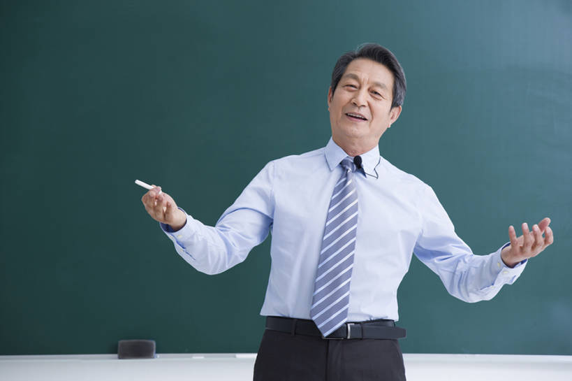 东方人,成年人,老年人,一个人,教师,学校,笑,微笑,露齿笑,横图,留白,正面,衬衫,快乐,幸福,智慧,北京,中国,亚洲,仅一个男性,仅一个人,握,正装,领带,教育,注视,粉笔,黑板,观察,教,看,站着,仅一个老年男性,职业,教室,活力,握着,摄影,生活方式,观看,察看,知识,享乐,解释,关注,智力,肖像,东亚,教员,老年男性,男人,男性,亚洲人,中国人,讲师,老师,说话,彩图,欢乐,先生,培训师,市场营销,bj175