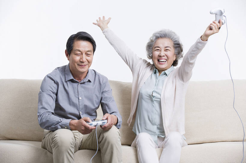 东方人,成年人,老年人,两个人,丈夫,妻子,家,客厅,举,笑,微笑,露齿笑,横图,正面,快乐,兴奋,失败,幸福,成功,沙发,北京,中国,亚洲,握,欢呼,庆祝,玩,注视,休闲装,娱乐,刺激,观察,看,托,休闲,放松,乐趣,握着,摄影,生活方式,观看,察看,退休,起居室,享乐,击败,游戏手柄,关注,东亚,陪同,陪伴,获胜,老年男性,老年女性,男人,男性,女人,女性,亚洲人,中国人,情侣,休闲活动,举起,举手,举着,向上举,向上伸,向上托,张开手臂,坐着,彩图,欢乐,人老心不老,电子游戏机,伴随,bj175