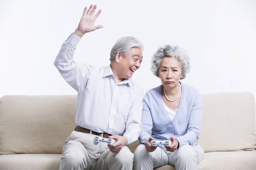 东方人,成年人,老年人,两个人,丈夫,妻子,家,客厅,举,笑,微笑,露齿笑,横图,正面,快乐,兴奋,失败,幸福,成功,沙发,北京,中国,亚洲,握,欢呼,庆祝,玩,注视,休闲装,娱乐,刺激,观察,看,托,休闲,放松,乐趣,握着,摄影,生活方式,观看,察看,退休,起居室,享乐,击败,游戏手柄,关注,东亚,陪同,陪伴,获胜,老年男性,老年女性,男人,男性,女人,女性,亚洲人,中国人,情侣,休闲活动,举起,举手,举着,向上举,向上伸,向上托,张开手臂,坐着,彩图,欢乐,人老心不老,电子游戏机,伴随,bj175