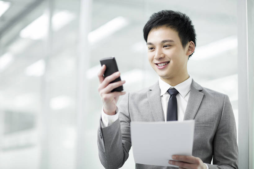 东方人,成年人,中年人,一个人,商务人士,商务男性,办公室,笑,微笑,露齿笑,横图,室内,留白,正面,衬衫,西装,商务,快乐,幸福,成功,信心,技术,手机,北京,中国,亚洲,仅一个男性,仅一个人,仅一个中年男性,连接,握,套装,正装,图表,文件,纸,领带,联系,拨打,现代,职业,活力,握着,摄影,合同,享乐,发短信,忙碌,商务装,工薪阶层,智能手机,东亚,一套,无线电技术,男人,男性,中年男性,亚洲人,中国人,白领,上班族,半身,彩图,衬衣,欢乐,办公室职员,好消息,财务报告,bj175