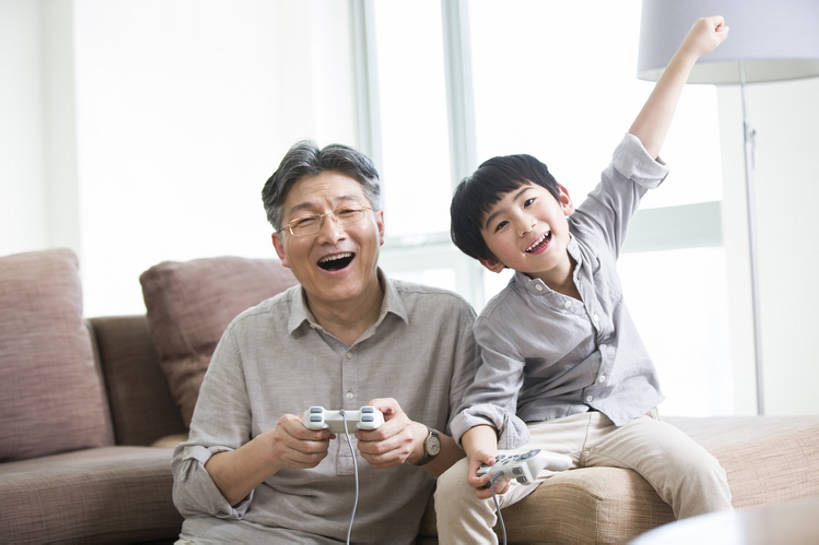 东方人,儿童,成年人,老年人,两个人,家庭,祖父母,祖父,家,客厅,站,笑,微笑,露齿笑,横图,室内,正面,游戏,快乐,兴奋,幸福,纯洁,比赛,竞争,科技,窗户,沙发,北京,中国,亚洲,一排,连接,握,欢呼,庆祝,整齐,房屋,公寓,玩,注视,休闲装,娱乐,现代,刺激,排列,小孩,观察,看,站着,休闲,温暖,温馨,一家人,放松,活力,可爱,乐趣,亲密,童年,童趣,握着,摄影,游戏机,生长,生活方式,观看,活动,操纵杆,和睦,控制,察看,起居室,掌上游戏机,住房,享乐,击败,游戏手柄,队列,发泄,关注,消遣,智力,亲情,掌机,房地产,肖像,爱好,童真,东亚,烂漫,无邪,陪同,便携式游戏机,手提游戏机,宣泄,陪伴,无忧无虑,获胜,天真,老年男性,男孩,男人,男性,亚洲人,中国人,孩子,孙子,休闲活动,玩耍,嬉戏,站立,坐着,彩图,欢乐,当代,融洽,男生,电子游戏机,计算机游戏,伴随,bj175