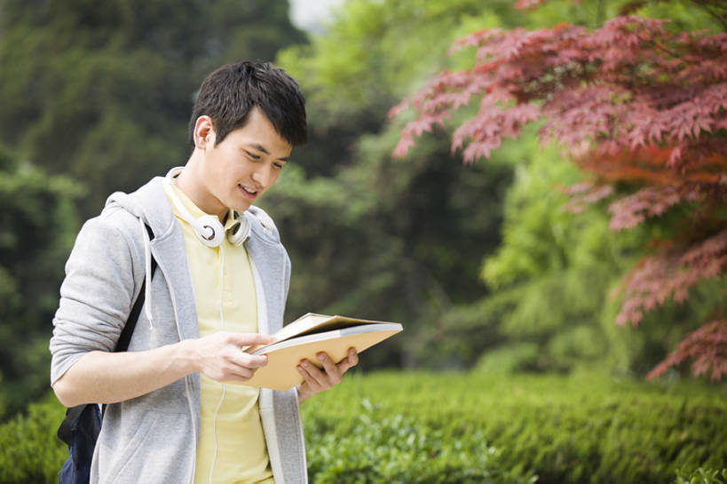 东方人,成年人,一个人,学生,学校,笑,微笑,露齿笑,横图,室外,白天,侧面,快乐,幸福,北京,中国,亚洲,仅一个男性,仅一个人,握,学习,书包,教育,休闲装,校园,树,仅一个年轻男性,背包,耳麦,教科书,春天,站着,下课,休闲,放松,活力,乐趣,读,握着,摄影,生活方式,灌木,知识,享乐,东亚,无忧无虑,男人,男性,年轻男性,亚洲人,中国人,年轻人,大学生,书,休闲活动,半身,彩图,欢乐,大学,bj175