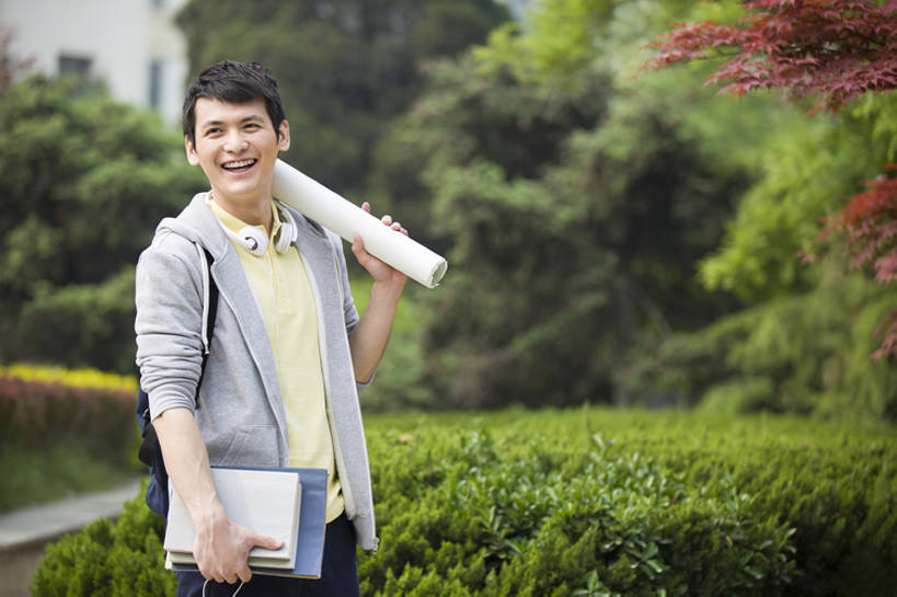 东方人,成年人,一个人,学生,学校,笑,微笑,露齿笑,横图,室外,白天,正面,快乐,幸福,北京,中国,亚洲,仅一个男性,仅一个人,握,书包,教育,注视,休闲装,校园,刺激,树,仅一个年轻男性,背包,耳麦,教科书,春天,观察,看,站着,下课,休闲,放松,活力,乐趣,握着,摄影,生活方式,观看,灌木,察看,享乐,关注,作画,蓝图,东亚,无忧无虑,男人,男性,年轻男性,亚洲人,中国人,年轻人,大学生,书,休闲活动,步行,半身,彩图,欢乐,大学,bj175