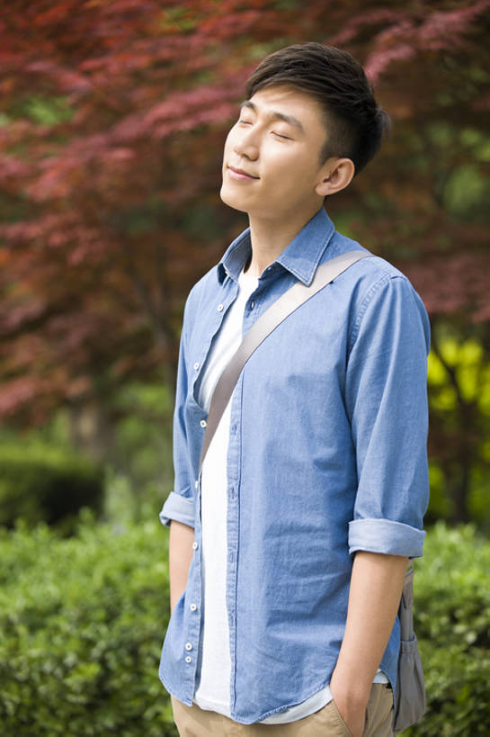 东方人,成年人,一个人,学生,学校,微笑,竖图,室外,白天,正面,快乐,幸福,北京,中国,亚洲,仅一个男性,仅一个人,包,教育,休闲装,校园,树,仅一个年轻男性,春天,站着,下课,休闲,放松,活力,乐趣,摄影,生活方式,灌木,享乐,东亚,无忧无虑,男人,男性,年轻男性,亚洲人,中国人,年轻人,大学生,休闲活动,闭着眼睛,两手抄兜,半身,彩图,欢乐,大学,bj175