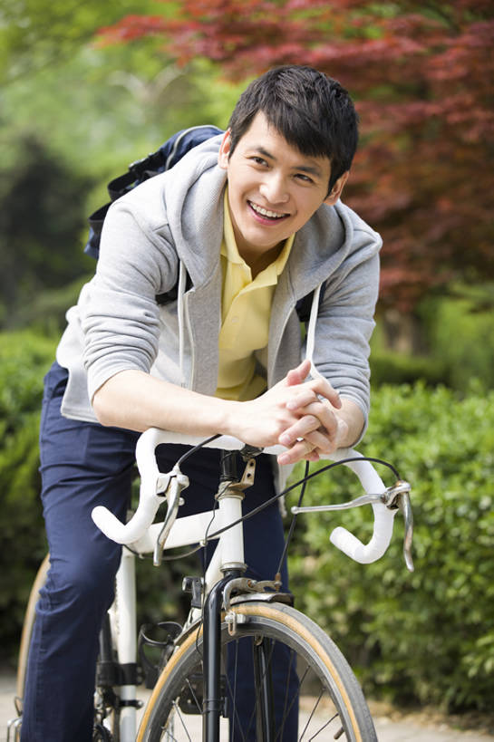 东方人,成年人,一个人,学生,学校,笑,微笑,露齿笑,竖图,室外,白天,正面,快乐,幸福,自行车,北京,中国,亚洲,仅一个男性,仅一个人,书包,教育,休闲装,校园,车,脚踏车,树,仅一个年轻男性,骑,背包,交通工具,春天,骑车,下课,休闲,放松,活力,乐趣,运输,摄影,生活方式,灌木,享乐,载具,东亚,无忧无虑,男人,男性,年轻男性,亚洲人,中国人,年轻人,大学生,休闲活动,彩图,欢乐,大学,bj175