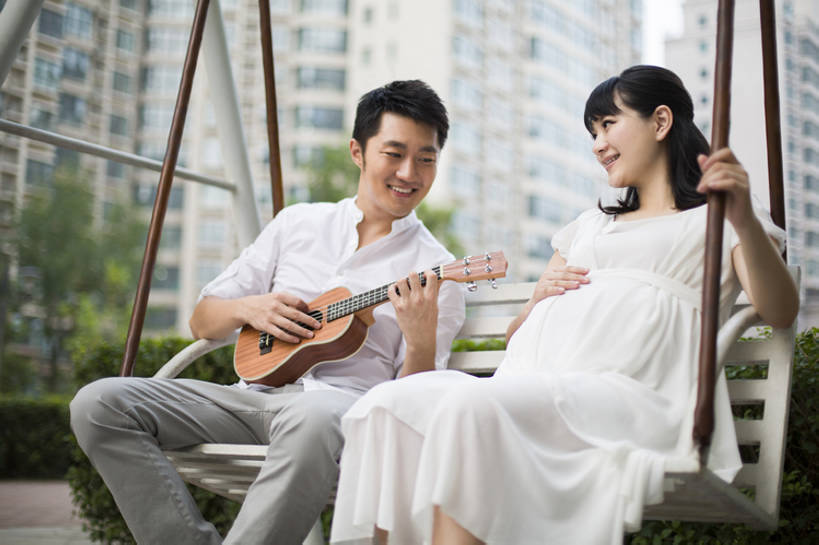 东方人,成年人,孕妇,腹部,两个人,丈夫,妻子,母亲,父亲,捧,笑,摸,微笑,露齿笑,横图,室外,白天,正面,衬衫,快乐,满意,幸福,城市,北京,中国,亚洲,抚摸,摇摆,并排,公寓,吉他,乐器,浪漫,音乐,听,休闲装,夏天,靠,靠着,休闲,健康,面对面,怀孕,放松,活力,亲密,许愿,摄影,生活方式,希望,胎儿,享乐,待产,孕妇装,关爱,弹拨弦鸣乐器,胎教,东亚,爱抚,陪同,妊娠,准妈妈,陪伴,开端,无忧无虑,男人,男性,年轻男性,年轻女性,女人,女性,亚洲人,中国人,年轻人,情侣,产妇,休闲活动,触摸,接触,捧着,坐着,彩图,爱,欢乐,深情,和蔼,弹拨弦乐器,居住区,拨弦乐器,弹拨乐器,伴随,bj175