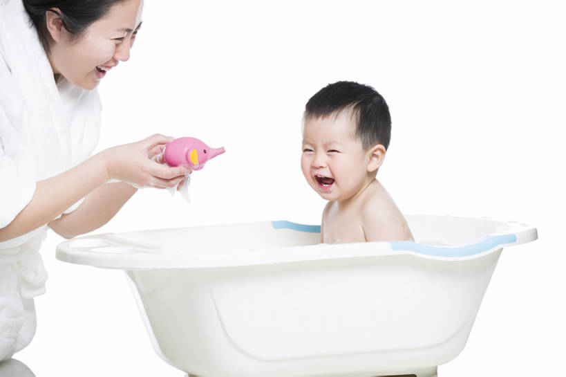 东方人,婴儿,儿童,中年人,脸,头,脸颊,裸体,两个人,家庭,父母,母亲,笑,微笑,露齿笑,横图,留白,抠图,白色背景,侧面,快乐,幸福,纯洁,玩具,北京,中国,亚洲,连接,湿,握,肥皂泡,玩,干净,现代,肩膀,小孩,泡泡,张嘴,健康,温暖,温馨,母子,一家人,面对面,浴盆,活力,可爱,乐趣,亲密,童年,童趣,无辜,握着,摄影,活泼,生长,生活方式,婴儿用品,和睦,卫生,享乐,关爱,亲情,宝宝,张大嘴巴,童真,东亚,纯真,烂漫,无邪,纯净,陪同,柔和,陪伴,无忧无虑,伶俐,天真,女人,女性,中年女性,亚洲人,中国人,孩子,头部,脸部,脸蛋,面部,张开嘴,清洗,洗涤,坐着,彩图,影棚拍摄,浴衣,爱,欢乐,婴儿浴盆,融洽,伴随,bj175