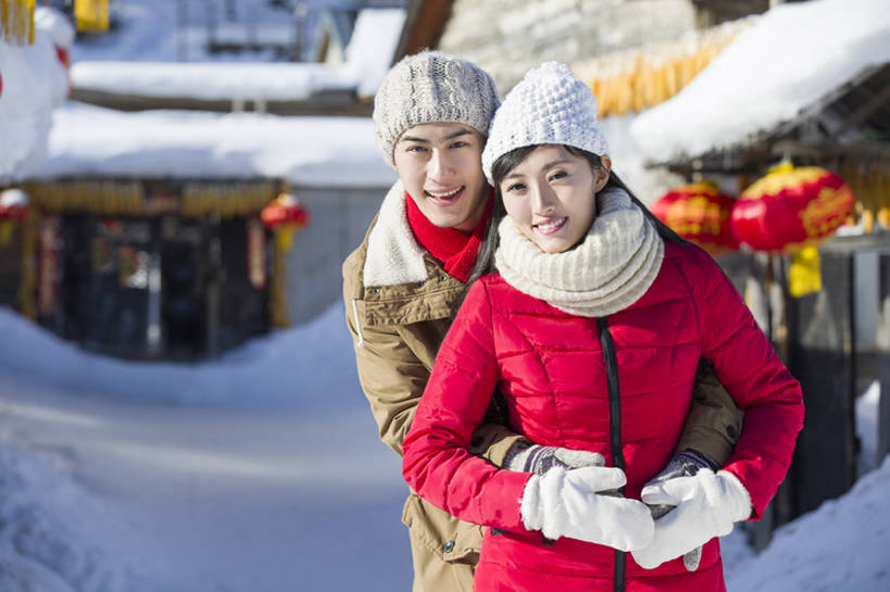 东方人,成年人,两个人,丈夫,妻子,笑,微笑,露齿笑,横图,室外,白天,正面,爱情,旅游,度假,快乐,幸福,美景,雪,门,标志建筑,地标,建筑,帽子,照明,中国,春节,亚洲,连接,风俗,节日,庆祝,装饰,灯笼,纸灯笼,房屋,景观,乡村,冬天,建筑群,门口,浪漫,注视,休闲装,娱乐,建设,现代,传统,红色,白色,自然,手套,围巾,灯具,观察,看,站着,享受,休闲,温暖,温馨,景色,恩爱,放松,寒冷,活力,精神,亲密,搭,恋人,摄影,生活方式,围脖,观看,保暖,华丽,照亮,点缀,和睦,察看,住房,享乐,仪式,御寒,照明设备,搭着,关爱,关注,中国文化,自然风光,典礼,东亚,东亚文化,陪同,黑龙江,衬托,美观,雅致,雅观,编织帽,牡丹江,元旦,制度,陪伴,无忧无虑,男人,男性,年轻男性,年轻女性,女人,女性,亚洲人,中国人,年轻人,情侣,手牵手,拥抱,半身,彩图,欢乐,伴侣,融洽,居住区,传统文化,冬衣,雪乡,传统节日,伴随,bj175