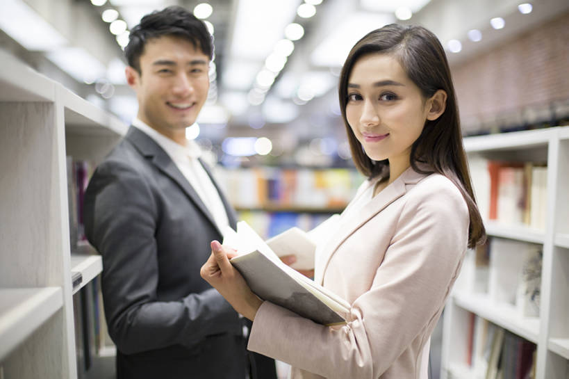 东方人,成年人,两个人,丈夫,妻子,图书馆,商店,笑,微笑,露齿笑,横图,室内,白天,侧面,爱情,购物,时尚,快乐,幸福,消费,书架,城市,北京,中国,亚洲,连接,握,正装,浪漫,注视,现代,顾客,架子,观察,看,靠,靠着,站着,休闲,健康,温暖,温馨,恩爱,放松,零售,亲密,读,握着,约会,金融,恋人,摄影,生活方式,观看,和睦,察看,享乐,挑选,付款,购买,关注,爱好,选择,选购,贸易,东亚,浏览室,陪同,血拼,陪伴,男人,男性,年轻男性,年轻女性,女人,女性,亚洲人,中国人,年轻人,情侣,白领,设计,书,休闲活动,半身,彩图,欢乐,书库,图书库,公共图书馆,伴侣,融洽,阅览室,韩版,伴随,bj175