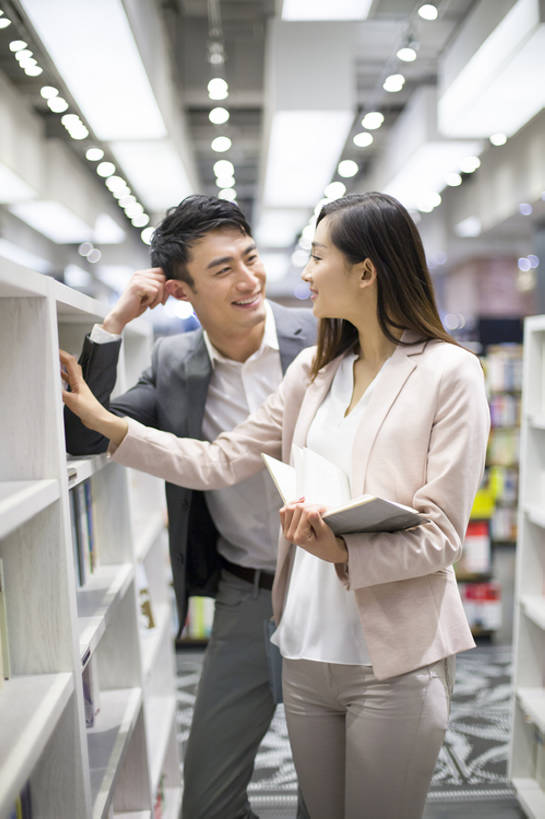 东方人,成年人,两个人,丈夫,妻子,图书馆,商店,笑,微笑,露齿笑,竖图,室内,白天,正面,爱情,购物,时尚,快乐,幸福,消费,书架,城市,北京,中国,亚洲,连接,握,正装,浪漫,现代,顾客,架子,靠,靠着,站着,休闲,健康,温暖,温馨,面对面,恩爱,放松,零售,亲密,读,握着,约会,金融,恋人,摄影,生活方式,和睦,享乐,挑选,付款,购买,爱好,选择,选购,贸易,东亚,浏览室,陪同,血拼,陪伴,男人,男性,年轻男性,年轻女性,女人,女性,亚洲人,中国人,年轻人,情侣,白领,设计,书,休闲活动,说话,彩图,欢乐,书库,图书库,公共图书馆,伴侣,融洽,阅览室,韩版,伴随,bj175