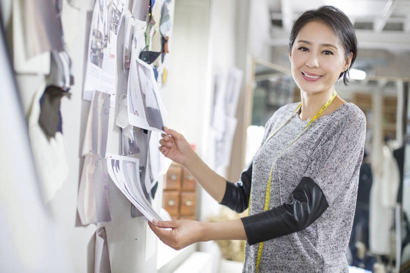 东方人,成年人,中年人,老年人,一个人,商务人士,设计师,裁缝,办公室,笑,微笑,露齿笑,横图,室内,白天,正面,商务,时尚,快乐,幸福,集体,信心,技术,纺织品,北京,中国,亚洲,仅一个女性,仅一个人,握,准备,工作,粘住,纸,墙,利益,注视,休闲装,现代,卷尺,观察,看,站着,仅一个中年女性,职业,团体,比较,握着,创意,摄影,奋斗,生活方式,观看,技巧,灵感,胶水,愿望,察看,组织,创造力,享乐,工作室,关注,努力,手艺,忙碌,草图,创新,东亚,新意,理想,式样,技能,技艺,想法,美术工艺,企业家,认真,老年女性,女人,女性,中年女性,亚洲人,中国人,美术设计员,设计,设计家,设计者,半身,彩图,欢乐,妙技,本领,纺织工业,产品设计,bj175