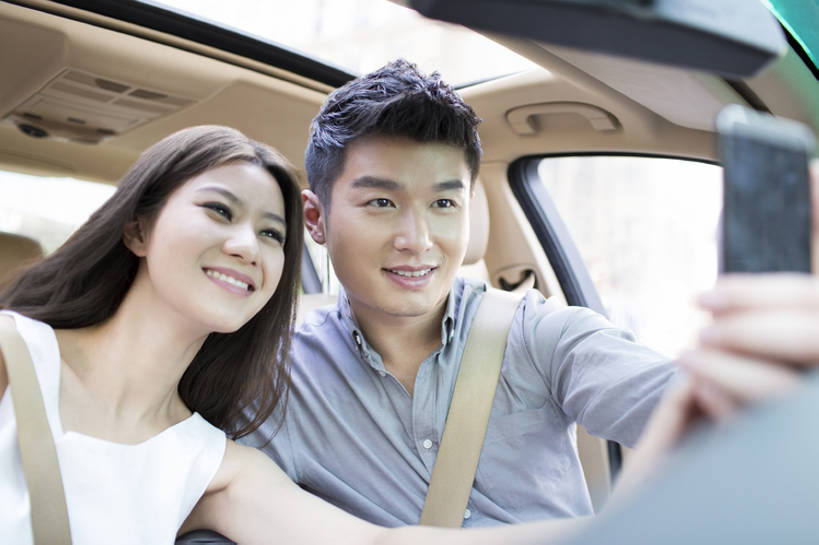 东方人,成年人,脸,头,脸颊,两个人,丈夫,妻子,司机,笑,微笑,露齿笑,横图,室外,白天,正面,衬衫,爱情,时尚,快乐,幸福,安全,技术,城市,汽车,手机,北京,中国,亚洲,乘客,捆扎,并排,机动车,浪漫,休闲装,现代,肩膀,座位,车,拍照,安全带,交通工具,轿车,夏天,休闲,舒服,温暖,温馨,恩爱,季节,亲密,自拍,约会,财富,运输,恋人,摄影,生活方式,保护,扣,和睦,便利,舒适,享乐,载具,驾驶室,豪华轿车,试车,车座,智能手机,驾驶座,东亚,保险带,陪同,无线电技术,陪伴,危险,男人,男性,年轻男性,年轻女性,女人,女性,亚洲人,中国人,年轻人,头部,脸部,脸蛋,面部,情侣,休闲活动,坐着,彩图,欢乐,照相,伴侣,融洽,家用车,伴随,bj175