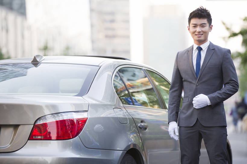 东方人,成年人,一个人,服务员,司机,笑,微笑,露齿笑,横图,室外,白天,正面,西装,度假,商务,时尚,快乐,幸福,信心,美景,城市风光,城市,建筑,汽车,北京,中国,亚洲,仅一个男性,仅一个人,套装,正装,工作,景观,机动车,注视,娱乐,现代,车,仅一个年轻男性,白色,手套,交通工具,轿车,观察,看,站着,职业,享受,休闲,景色,放松,服务,财富,运输,摄影,生活方式,观看,协助,礼节,察看,便利,享乐,都市风光,关注,载具,华贵,肖像,豪华轿车,市区,东亚,一套,技能,男人,男性,年轻男性,亚洲人,中国人,年轻人,服务生,驾驶员,侍者,彩图,欢乐,上流社会,代驾,家用车,bj175