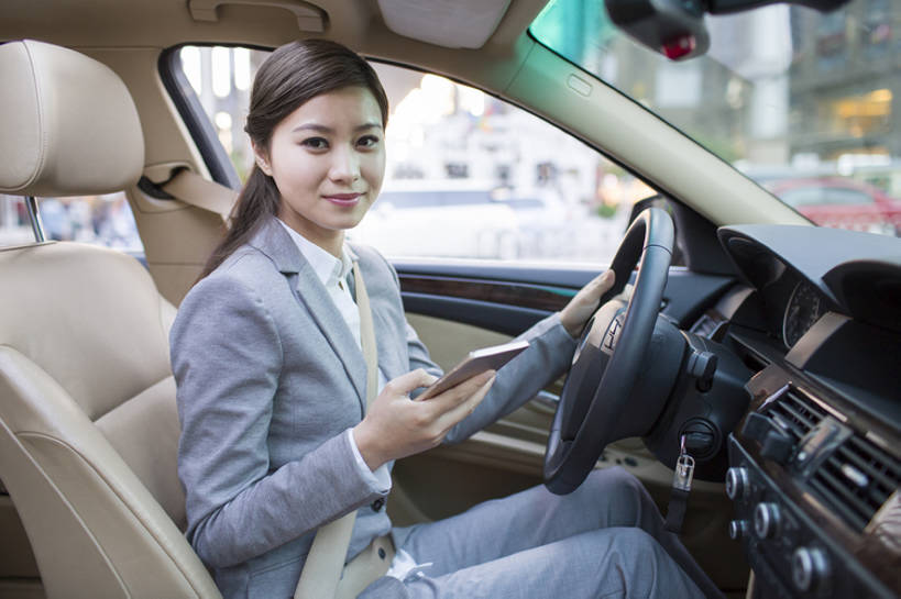 东方人,成年人,一个人,商务人士,司机,商务女性,微笑,横图,室外,白天,侧面,商务,快乐,幸福,安全,信心,技术,城市,汽车,手机,北京,中国,亚洲,仅一个年轻女性,仅一个女性,仅一个人,捆扎,连接,握,套装,机动车,联系,注视,现代,座位,车,安全带,方向盘,交通工具,轿车,观察,开车,看,职业,舒服,握着,财富,运输,摄影,生活方式,观看,保护,扣,察看,便利,舒适,享乐,关注,载具,华贵,驾驶室,驾车,豪华轿车,车座,智能手机,驾驶座,东亚,保险带,无线电技术,技能,危险,年轻女性,女人,女性,亚洲人,中国人,年轻人,白领,沟通,坐着,彩图,欢乐,家用车,bj175