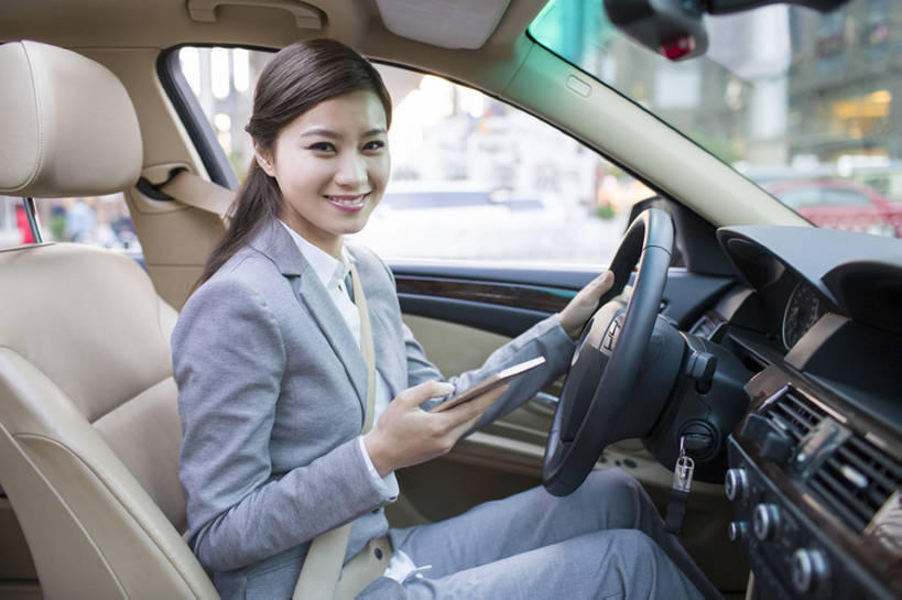 东方人,成年人,一个人,商务人士,司机,商务女性,笑,微笑,露齿笑,横图,室外,白天,侧面,商务,快乐,幸福,安全,信心,技术,城市,汽车,手机,北京,中国,亚洲,仅一个年轻女性,仅一个女性,仅一个人,捆扎,连接,握,套装,机动车,联系,注视,现代,座位,车,安全带,方向盘,交通工具,轿车,观察,开车,看,职业,舒服,握着,财富,运输,摄影,生活方式,观看,保护,扣,察看,便利,舒适,享乐,关注,载具,华贵,驾驶室,驾车,豪华轿车,车座,智能手机,驾驶座,东亚,保险带,无线电技术,技能,危险,年轻女性,女人,女性,亚洲人,中国人,年轻人,白领,沟通,坐着,彩图,欢乐,家用车,bj175