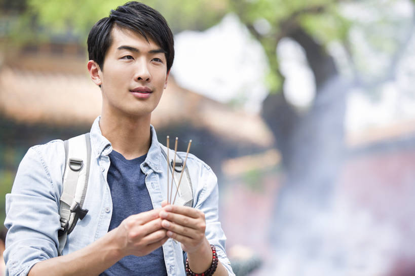 东方人,成年人,脸,头,脸颊,一个人,学生,寺庙,横图,室外,白天,正面,旅游,度假,运气,名胜古迹,标志建筑,城市,地标,建筑,北京,中国,亚洲,仅一个男性,仅一个人,行人,游客,游人,握,包,建筑群,燃烧,休闲装,娱乐,建设,传统,路人,旅客,肩膀,仅一个年轻男性,背包,祈祷,站着,享受,休闲,熏香,旅游胜地,放松,握着,许愿,摄影,宗教,佛教,生活方式,保护,中国文化,东亚,宗教用品,东亚文化,背包客,雍和宫,古代文明,过客,男人,男性,年轻男性,亚洲人,中国人,年轻人,头部,脸部,脸蛋,面部,大学生,休闲活动,彩图,旅行,礼拜堂,传统文化,bj175