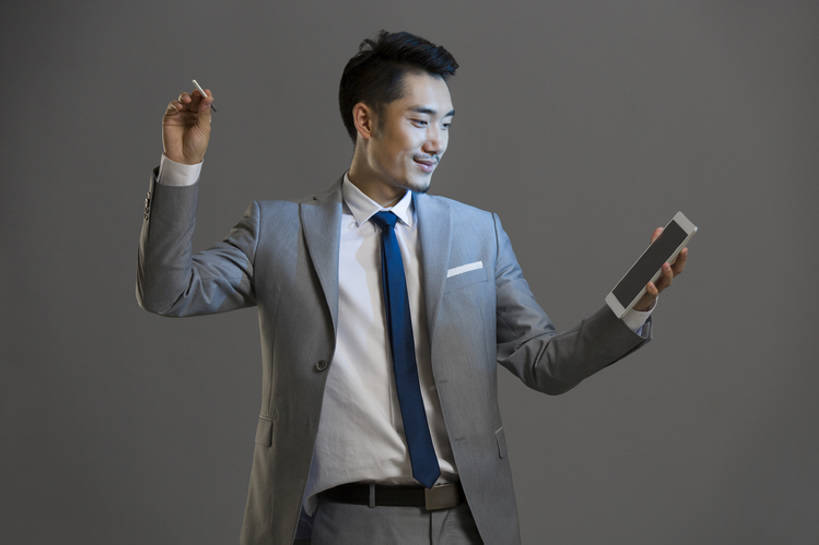 东方人,成年人,胡须,一个人,商务人士,商务男性,举,微笑,横图,留白,正面,衬衫,西装,商务,时尚,快乐,幸福,信心,技术,北京,中国,亚洲,仅一个男性,仅一个人,握,灰色背景,套装,正装,屏幕,光,触摸屏,领带,现代,仅一个年轻男性,看,托,站着,职业,个性,握着,摄影,生活方式,触控板,权威,科学技术,领导,酷,享乐,经理,商务装,工薪阶层,平板电脑,东亚,一套,无线电技术,能力,把握,男人,男性,年轻男性,亚洲人,中国人,年轻人,胡子,络腮胡,白领,上班族,触摸,举起,举手,举着,向上举,向上伸,向上托,彩图,影棚拍摄,衬衣,欢乐,办公室职员,数码笔,掌控,bj175