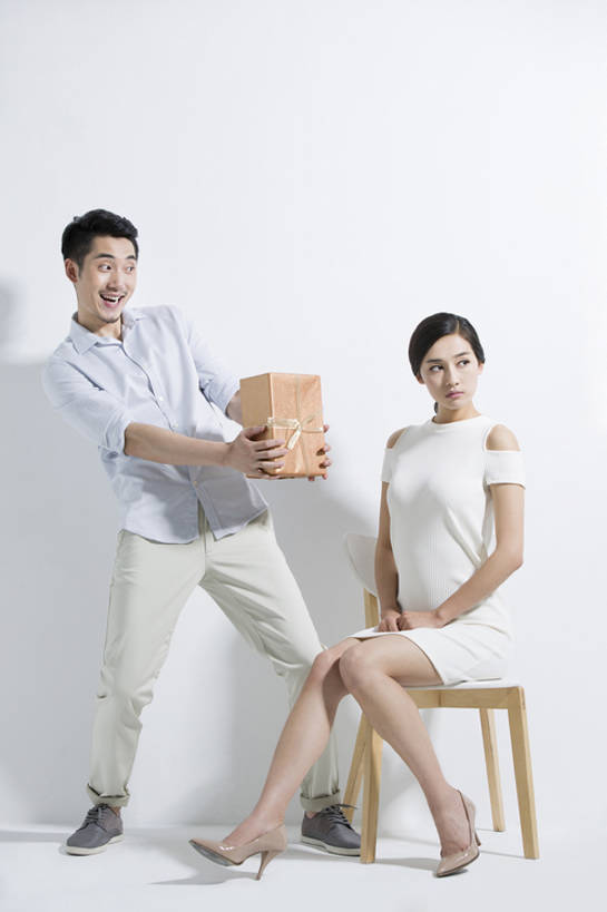 东方人,成年人,胡须,两个人,丈夫,妻子,笑,微笑,露齿笑,竖图,留白,抠图,白色背景,正面,高跟鞋,裙子,爱情,时尚,快乐,幸福,礼物,椅子,北京,中国,亚洲,握,生气,并排,包装,浪漫,休闲装,现代,盒子,站着,休闲,温暖,温馨,表情,皱眉,恩爱,个性,乐趣,亲密,握着,斜视,恋人,摄影,介绍,生活方式,惊奇,幽默,悲伤,和睦,享乐,伤心,难过,和解,消极,出示,东亚,陪同,悲哀,哀痛,悲戚,悲痛,陪伴,认真,男人,男性,年轻男性,年轻女性,女人,女性,亚洲人,中国人,年轻人,胡子,络腮胡,情侣,坐着,彩图,全身,影棚拍摄,爱,欢乐,给予,伴侣,融洽,伴随,bj175