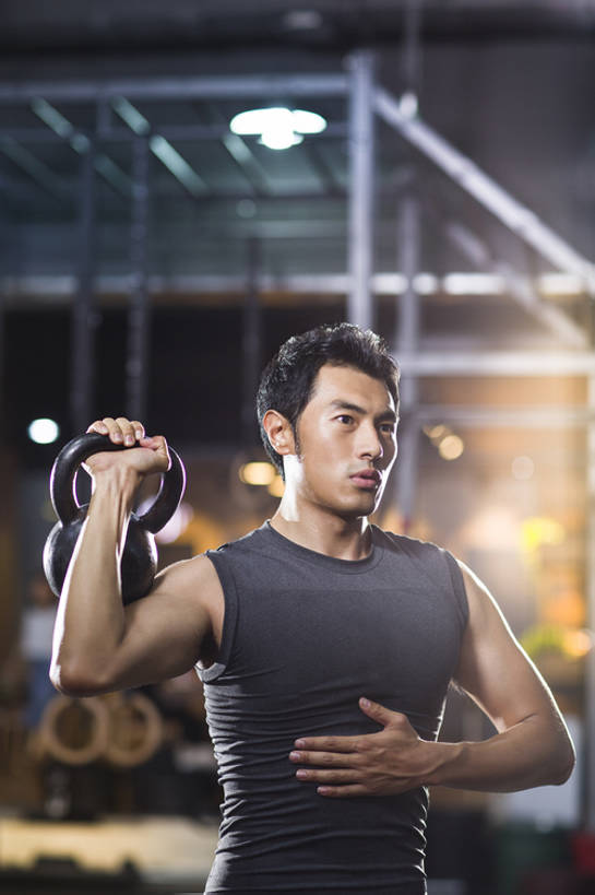 东方人,成年人,肌肉,健壮,一个人,运动员,体育馆,健身房,运动场,举,竖图,室内,白天,正面,运动服,锻炼,时尚,运动,信心,举重,城市,北京,中国,亚洲,仅一个男性,仅一个人,握,服装,背心,砝码,训练,运动器械,体育场,现代,仅一个年轻男性,衣服,托,站着,健康,健身器械,活力,力量,提,握着,摄影,服饰,生活方式,提着,健美,练习,衣着,穿着,瘦身,体育器械,爱好,健身器材,塑形,塑身,逆光,弹性,东亚,肱二头肌,运动馆,衣饰,男人,男性,年轻男性,亚洲人,中国人,年轻人,举起,举手,举着,向上举,向上伸,向上托,半身,彩图,运动器材,运动装,壶铃,举重运动,健身俱乐部,bj175