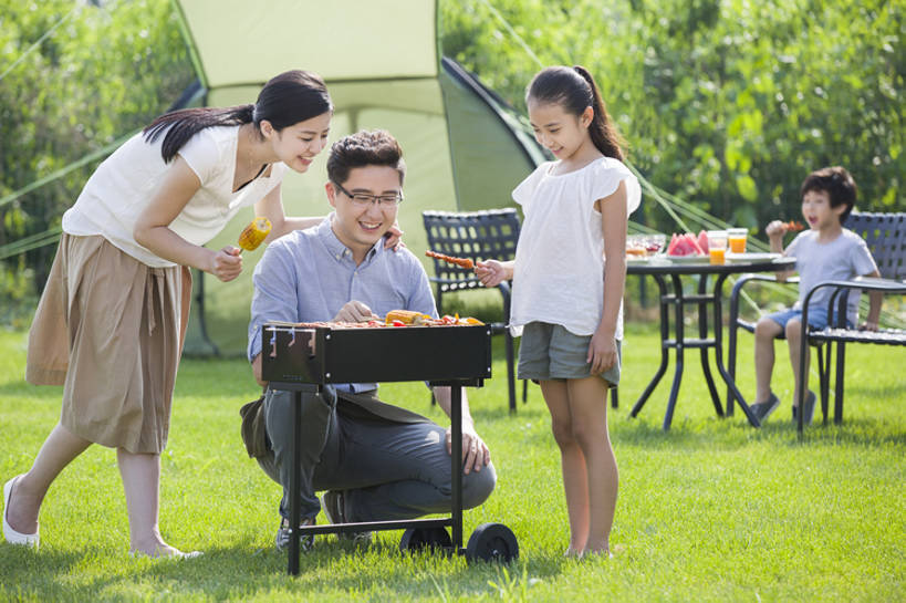 果汁,东方人,儿童,成年人,中年人,四个人,家庭,夫妻,丈夫,妻子,父母,母亲,父亲,女儿,儿子,兄弟,姐妹,站,蹲,笑,吃,微笑,露齿笑,横图,室外,白天,正面,衬衫,裙子,爱情,吃饭,旅游,度假,烧烤,午餐,快乐,幸福,纯洁,玉米,草地,草坪,美景,植物,餐桌,桌子,西瓜,杯子,餐具,水果,椅子,北京,日光,中国,亚洲,喝,连接,弯腰,握,准备,短裤,丰富,围裙,眼镜,帐篷,景观,肉,美味,食品,野餐,饮品,浪漫,玩,T恤,注视,休闲装,娱乐,饮食,餐饮,架子,草,树,食物,饮料,小孩,绿色,自然,盘子,碗,夏天,观察,看,站着,享受,休闲,健康,温暖,温馨,父子,母子,一家人,短袖,景色,恩爱,放松,父爱,活力,季节,可爱,母爱,亲密,童年,童趣,搭,握着,恋人,摄影,生长,生活方式,餐台,观看,塑料杯,环境,生态,和睦,察看,享乐,膳食,搭着,关爱,关注,可口,清新,一次性杯子,自然风光,亲情,露营,户外活动,玉米棒,童真,东亚,烂漫,无邪,健康食物,烤肉架,陪同,适口,陪伴,无忧无虑,天真,男孩,男人,男性,年轻男性,年轻女性,女孩,女人,女性,中年男性,亚洲人,中国人,孩子,年轻人,夫妇,情侣,休闲活动,站立,坐着,彩图,全身,旅行,欢乐,烤羊肉串,伴侣,融洽,男生,伴随,bj175