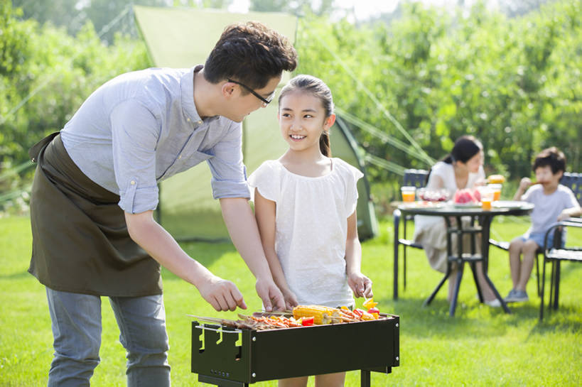 果汁,东方人,儿童,成年人,中年人,四个人,家庭,夫妻,丈夫,妻子,父母,母亲,父亲,女儿,儿子,兄弟,姐妹,站,笑,吃,微笑,露齿笑,横图,室外,白天,正面,衬衫,裙子,爱情,吃饭,旅游,度假,烧烤,午餐,快乐,幸福,纯洁,玉米,草地,草坪,美景,植物,餐桌,桌子,西瓜,杯子,餐具,水果,椅子,北京,日光,中国,亚洲,喝,连接,弯腰,握,准备,短裤,丰富,围裙,眼镜,帐篷,景观,肉,美味,食品,野餐,饮品,浪漫,玩,T恤,休闲装,娱乐,饮食,餐饮,架子,草,树,食物,饮料,小孩,绿色,自然,盘子,碗,夏天,教,站着,享受,休闲,健康,温暖,温馨,父子,母子,一家人,面对面,短袖,景色,恩爱,放松,父爱,活力,季节,可爱,母爱,亲密,童年,童趣,握着,恋人,摄影,生长,生活方式,餐台,指导,塑料杯,环境,生态,和睦,享乐,膳食,关爱,可口,清新,一次性杯子,自然风光,亲情,露营,户外活动,玉米棒,童真,东亚,烂漫,无邪,健康食物,烤肉架,陪同,适口,陪伴,无忧无虑,天真,男孩,男人,男性,年轻男性,年轻女性,女孩,女人,女性,中年男性,亚洲人,中国人,孩子,年轻人,夫妇,情侣,休闲活动,站立,坐着,彩图,全身,旅行,欢乐,烤羊肉串,伴侣,融洽,男生,伴随,bj175