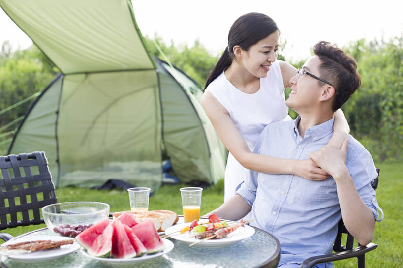 面包,果汁,东方人,成年人,中年人,两个人,丈夫,妻子,笑,吃,微笑,露齿笑,横图,室外,白天,正面,衬衫,裙子,爱情,旅游,度假,烧烤,午餐,快乐,幸福,草地,草坪,美景,餐桌,桌子,西瓜,杯子,餐具,水果,椅子,北京,日光,中国,亚洲,喝,连接,弯腰,握,丰富,眼镜,帐篷,景观,肉,食品,野餐,饮品,浪漫,休闲装,娱乐,饮食,餐饮,草,树,食物,饮料,绿色,自然,盘子,碗,夏天,亲昵,站着,享受,休闲,健康,温暖,温馨,面对面,景色,恩爱,放松,季节,亲密,搭,握着,约会,恋人,摄影,有机食品,生活方式,餐台,纪念,留念,塑料杯,环境,生态,和睦,享乐,膳食,搭着,可口,一次性杯子,自然风光,露营,怀念,户外活动,东亚,健康食物,陪同,适口,陪伴,无忧无虑,男人,男性,年轻女性,女人,女性,中年男性,亚洲人,中国人,年轻人,情侣,休闲活动,坐着,半身,彩图,旅行,爱,欢乐,烤羊肉串,伴侣,融洽,开领,伴随,bj175