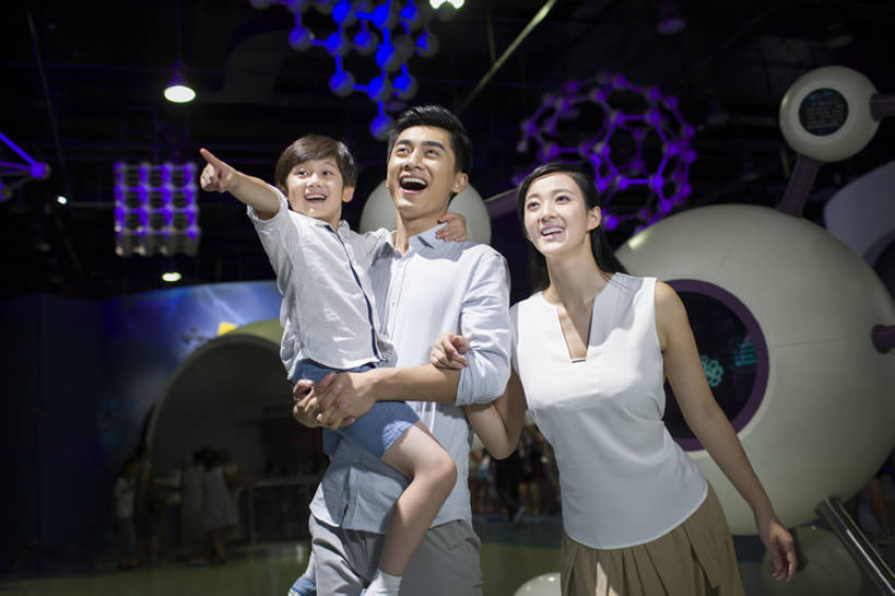 东方人,儿童,成年人,三个人,家庭,丈夫,妻子,父母,母亲,父亲,儿子,博物馆,站,举,笑,微笑,露齿笑,横图,室内,白天,正面,度假,快乐,兴奋,幸福,纯洁,神秘,科技,北京,中国,亚洲,行人,游客,游人,连接,科学,屏幕,器材,教育,玩,休闲装,路人,旅客,刺激,小孩,自然,看,手势,站着,张嘴,休闲,温暖,温馨,一家人,可爱,乐趣,亲密,探索,童年,童趣,搭,摄影,介绍,生长,生活方式,展览,和睦,眼球,指着,知识,享乐,搭着,关爱,科技馆,亲情,出示,张大嘴巴,童真,东亚,烂漫,无邪,陪同,陪伴,过客,无忧无虑,天真,男孩,男人,男性,年轻男性,年轻女性,女人,女性,亚洲人,中国人,孩子,年轻人,情侣,张开嘴,休闲活动,拥抱,站立,张开手臂,彩图,旅行,欢乐,融洽,男生,打手势,中国科技馆,好奇心,伴随,bj175