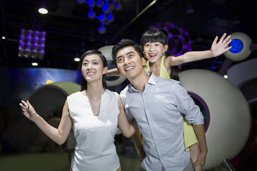东方人,儿童,成年人,三个人,家庭,丈夫,妻子,父母,母亲,父亲,女儿,博物馆,站,笑,微笑,露齿笑,横图,室内,白天,正面,度假,快乐,兴奋,幸福,纯洁,神秘,科技,北京,中国,亚洲,行人,游客,游人,连接,科学,屏幕,器材,教育,玩,休闲装,路人,旅客,刺激,小孩,自然,背着,看,向上看,站着,休闲,温暖,温馨,一家人,可爱,乐趣,亲密,探索,童年,童趣,摄影,生长,生活方式,展览,和睦,眼球,知识,享乐,关爱,科技馆,亲情,童真,东亚,烂漫,无邪,陪同,陪伴,过客,无忧无虑,天真,震惊,男孩,男人,男性,年轻男性,年轻女性,女孩,女人,女性,亚洲人,中国人,孩子,年轻人,情侣,休闲活动,站立,张开手臂,半身,彩图,旅行,欢乐,融洽,男生,中国科技馆,好奇心,伴随,bj175