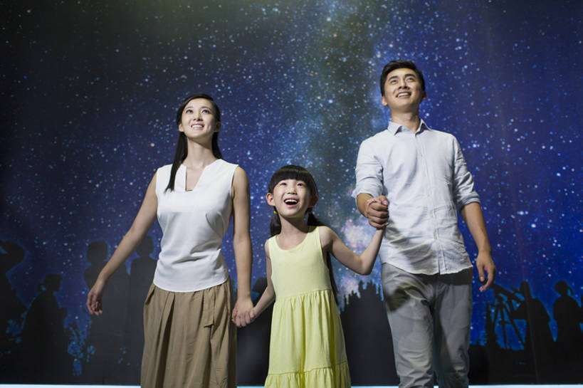 东方人,儿童,成年人,三个人,家庭,丈夫,妻子,父母,母亲,父亲,女儿,博物馆,站,笑,微笑,露齿笑,横图,室内,夜晚,正面,仰视,度假,快乐,兴奋,探险,幸福,纯洁,科技,北京,中国,亚洲,行人,游客,游人,连接,并排,科学,太空,星星,教育,玩,休闲装,路人,旅客,刺激,小孩,天空,自然,看,向上看,站着,休闲,温暖,温馨,一家人,可爱,乐趣,亲密,童年,童趣,摄影,银河,生长,生活方式,展览,照亮,和睦,知识,享乐,关爱,科技馆,亲情,童真,东亚,烂漫,无邪,天文学,陪同,陪伴,过客,无忧无虑,天真,震惊,男孩,男人,男性,年轻男性,年轻女性,女孩,女人,女性,亚洲人,中国人,孩子,年轻人,情侣,休闲活动,手牵手,站立,彩图,低角度拍摄,旅行,欢乐,融洽,男生,中国科技馆,好奇心,伴随,bj175