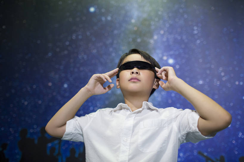 东方人,儿童,一个人,博物馆,横图,室内,夜晚,留白,正面,快乐,探险,幸福,纯洁,神秘,北京,中国,亚洲,仅一个男性,仅一个人,科学,太空,眼镜,光,星星,首都,教育,玩,休闲装,现代,小孩,天空,看,向上看,站着,仅一个小孩,休闲,短袖,放松,可爱,乐趣,探索,童年,童趣,摄影,银河,生长,生活方式,享乐,拜访,童真,东亚,烂漫,无邪,3D眼镜,天文学,中华人民共和国,北京市,京,北平,华北地区,朝阳区,无忧无虑,天真,男孩,男人,男性,亚洲人,中国人,孩子,仰头,半身,彩图,欢乐,中国科学技术馆,男生,中国科技馆,好奇心,bj175