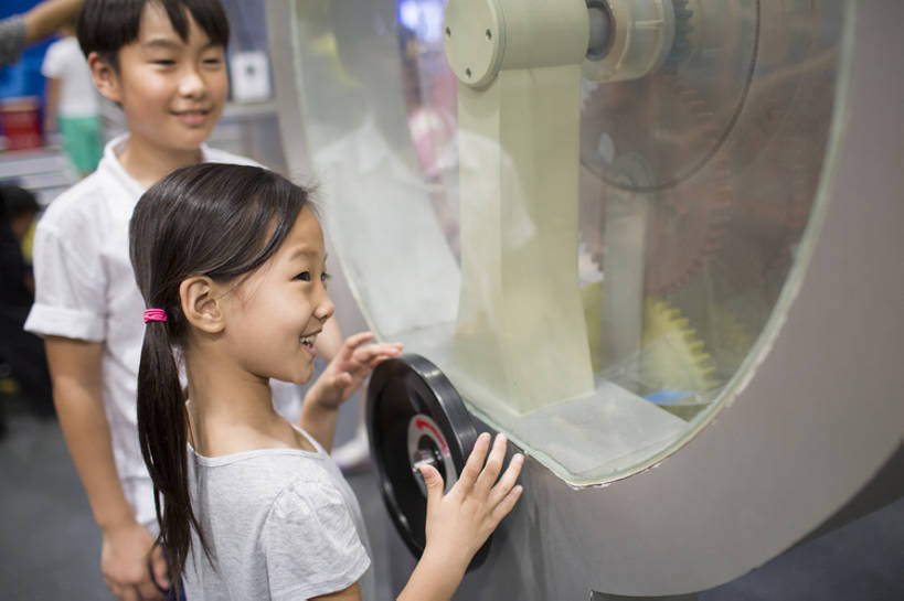 东方人,儿童,脸,头,脸颊,两个人,兄弟,姐妹,博物馆,站,笑,微笑,露齿笑,横图,室内,侧面,快乐,友谊,幸福,纯洁,北京,中国,亚洲,行人,游客,游人,握,学习,科学,器材,首都,教育,玩,休闲装,路人,旅客,肩膀,小孩,模型,看,站着,休闲,短袖,放松,可爱,乐趣,亲密,童年,童趣,握着,转,摄影,生长,生活方式,展览,控制,操作,享乐,亲情,拜访,童真,东亚,烂漫,无邪,陪同,中华人民共和国,北京市,京,北平,华北地区,朝阳区,陪伴,机件,过客,无忧无虑,天真,男孩,男人,男性,女孩,亚洲人,中国人,孩子,头部,脸部,脸蛋,面部,站立,彩图,旅行,欢乐,中国科学技术馆,男生,中国科技馆,好奇心,伴随,bj175