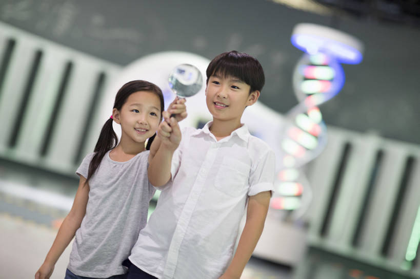 东方人,儿童,两个人,兄弟,姐妹,博物馆,站,笑,微笑,露齿笑,横图,室内,正面,快乐,友谊,幸福,纯洁,北京,中国,亚洲,行人,游客,游人,握,研究,并排,科学,放大镜,首都,玩,休闲装,路人,旅客,小孩,看,站着,休闲,短袖,放松,可爱,乐趣,亲密,童年,童趣,握着,摄影,生长,生活方式,放大,展览,享乐,亲情,拜访,童真,东亚,烂漫,无邪,陪同,中华人民共和国,北京市,京,北平,华北地区,朝阳区,陪伴,过客,无忧无虑,天真,男孩,男人,男性,女孩,亚洲人,中国人,孩子,站立,张开手臂,半身,彩图,旅行,欢乐,中国科学技术馆,男生,中国科技馆,好奇心,伴随,bj175