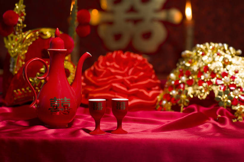 无人,横图,特写,留白,婚礼,快乐,幸福,运气,桌子,静物,杯子,蜡烛,帽子,珠宝,北京,中国,亚洲,准备,风俗,庆祝,装饰,壶,丝绸,烛光,酒壶,酒类,一对,古典,结婚,浪漫,传统,桌布,花,饮料,古代,红色,酒杯,容器,装饰物,喜庆,汉字,精神,财富,摄影,纪念,储藏,凤冠,仪式,风格,葡萄酒杯,储存,中国文化,典礼,古典风格,喜字,东亚,凤冠霞帔,制度,彩图,影棚拍摄,传统服装,高兴,贮存,金子,传统文化,洞房,喜烛,bj175