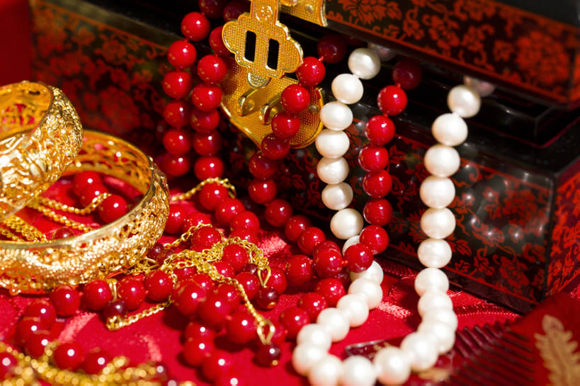 无人,横图,特写,留白,婚礼,快乐,幸福,运气,桌子,静物,项链,珠宝,北京,中国,亚洲,准备,风俗,丰富,庆祝,装饰,古典,结婚,浪漫,梳子,首饰盒,传统,盒子,桌布,古代,红色,喜庆,精神,财富,摄影,手镯,纪念,仪式,风格,中国文化,典礼,古典风格,东亚,式样,制度,彩图,影棚拍摄,高兴,金子,传统文化,嫁妆,bj175