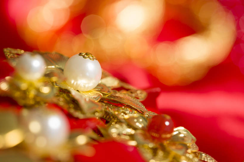 无人,横图,特写,留白,婚礼,快乐,幸福,运气,静物,珠宝,北京,中国,亚洲,风俗,庆祝,装饰,珠子,古典,结婚,浪漫,传统,古代,红色,装饰物,喜庆,精神,财富,摄影,纪念,凤冠,仪式,风格,中国文化,典礼,古典风格,东亚,式样,制度,彩图,影棚拍摄,高兴,金子,传统文化,嫁妆,珠花,bj175