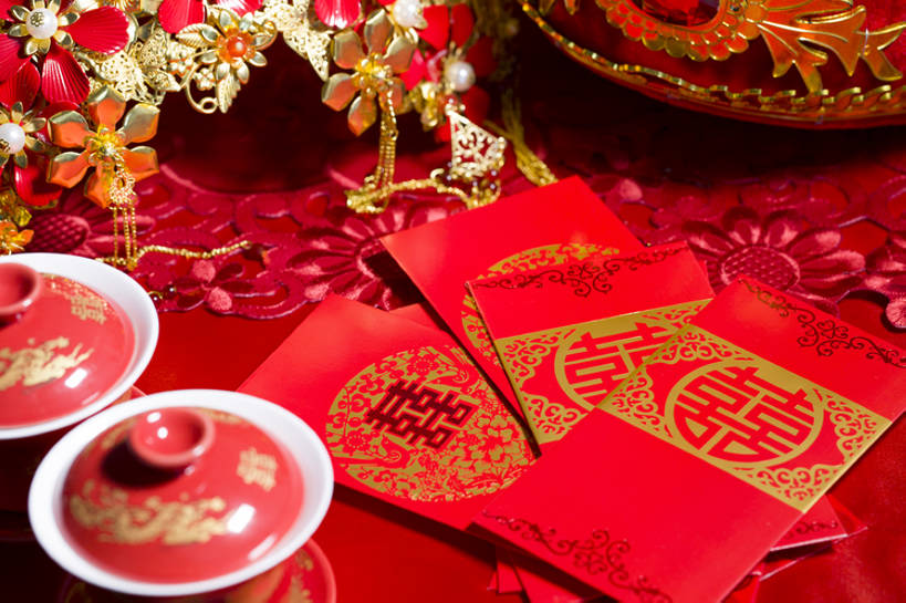 无人,横图,特写,留白,婚礼,快乐,幸福,运气,桌子,静物,杯子,帽子,珠宝,北京,中国,亚洲,花纹,风俗,庆祝,装饰,图案,一对,古典,结婚,浪漫,传统,桌布,古代,红色,装饰物,喜庆,汉字,精神,摄影,红包,纪念,凤冠,仪式,风格,中国文化,典礼,古典风格,喜字,东亚,式样,制度,茶杯,彩图,影棚拍摄,传统服装,高兴,金子,传统文化,bj175