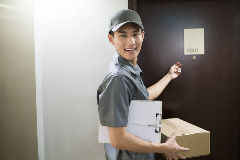 东方人,成年人,一个人,服务员,笑,微笑,露齿笑,横图,室内,侧面,制服,商务,快乐,幸福,热情,安全,信心,门,帽子,北京,中国,亚洲,仅一个男性,仅一个人,握,工作,包裹,商品,文件,门口,办公用品,文件夹,注视,盒子,文具,工人,仅一个年轻男性,学习用品,观察,看,站着,快递员,职业,鸭舌帽,服务,握着,运输,摄影,生活方式,观看,搬运工,迅速,文具用品,察看,便利,回家,享乐,效率,关注,货运,运送,努力,东亚,物流,可靠,信使,责任,男人,男性,年轻男性,亚洲人,中国人,年轻人,服务生,侍者,员工,半身,彩图,欢乐,匠人,劳动者,体力工,敲门,递送,态度,bj175