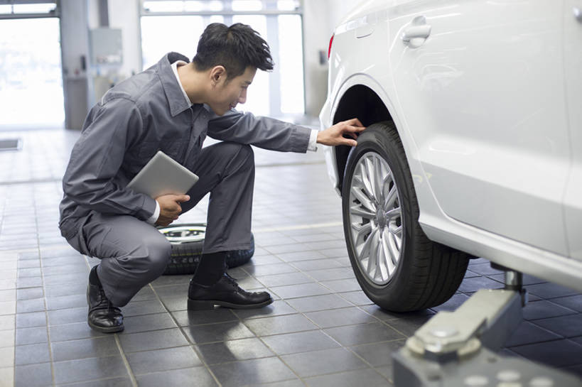 东方人,成年人,一个人,服务员,修理工,工程师,技术人员,工厂,商店,蹲,微笑,横图,室内,侧面,制服,快乐,幸福,车间,电脑,笔记本电脑,技术,城市,汽车,北京,中国,亚洲,仅一个男性,仅一个人,握,检查,工作,网络,机动车,注视,通讯设备,现代,车,工人,仅一个年轻男性,轮胎,交通工具,轿车,观察,看,职业,服务,握着,运输,摄影,生活方式,查看,观看,修理,展厅,察看,无线,享乐,关注,载具,通信设备,防护服,无线网络,修理厂,豪华轿车,无线上网,便携式电脑,平板电脑,东亚,汽车修理厂,无线电技术,技能,手提电脑,男人,男性,年轻男性,亚洲人,中国人,年轻人,服务生,侍者,员工,技术员,彩图,全身,欢乐,制造厂,机械工人,匠人,劳动者,体力工,技工,家用车,bj175